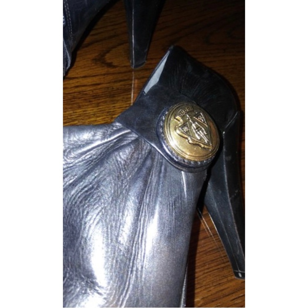 Gucci/Black Hysteria Crest
Rarely Worn - heel  a tad too high for me